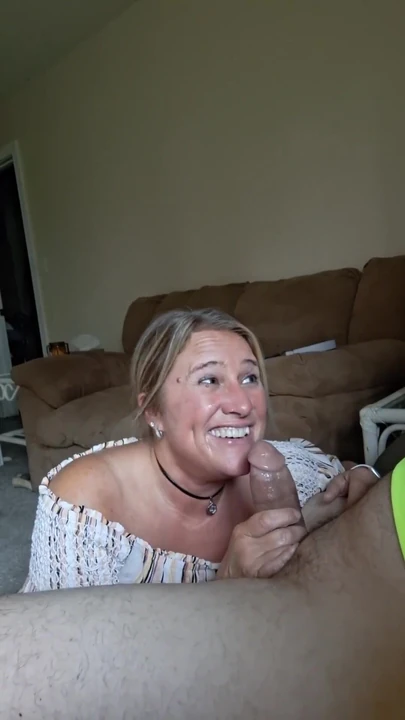Moment puissant de "Essayez de ne pas jouir ... OU RIRE QUAND ON S’AMUSE VRAIMENT À SUCER UNE BITE"