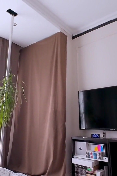 秘書が出張でボスホテルの部屋に来て、彼のチンコをしゃぶる