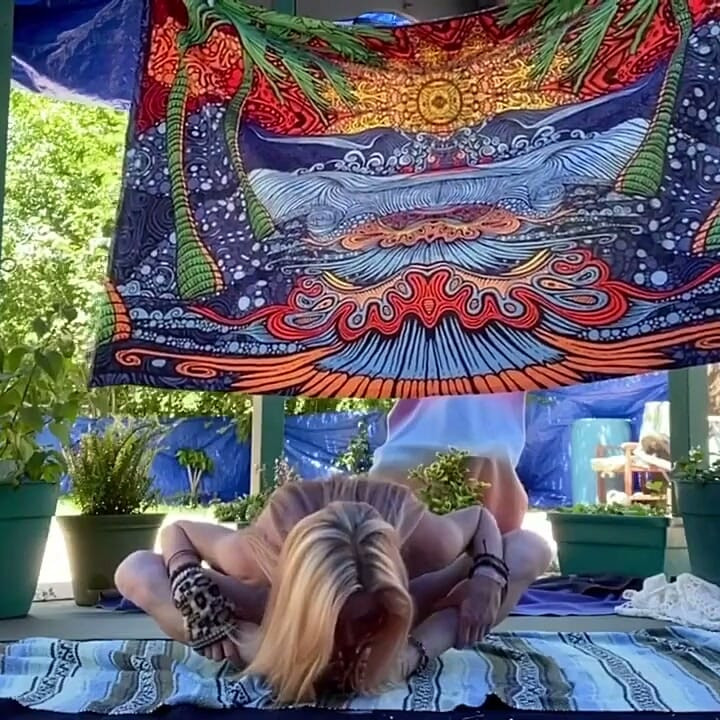 Serene yoga desnudo al aire libre conduce a un orgasmo explosivo - video completo en // serenesiren