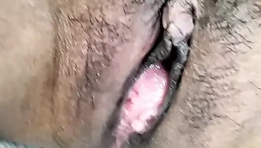 Asiatische thailändische ehefrau klafft ihre enge muschi für dich