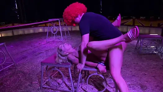 Cewek bertato dientot sama cowok badut