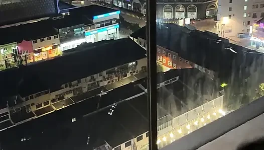 18 yaşındaki Taylandlı kız arkadaş balkonda büyük beyaz yarak emiyor ve büyük döl yutuyor