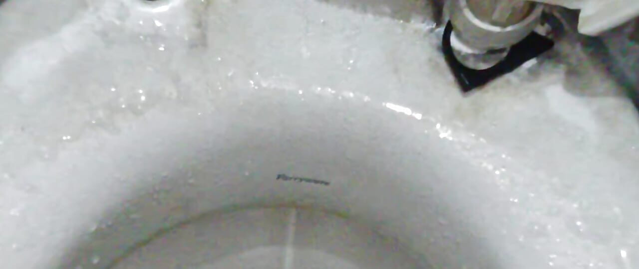 صبي جامعي هندي وظيفة يدوية في حمام النزل