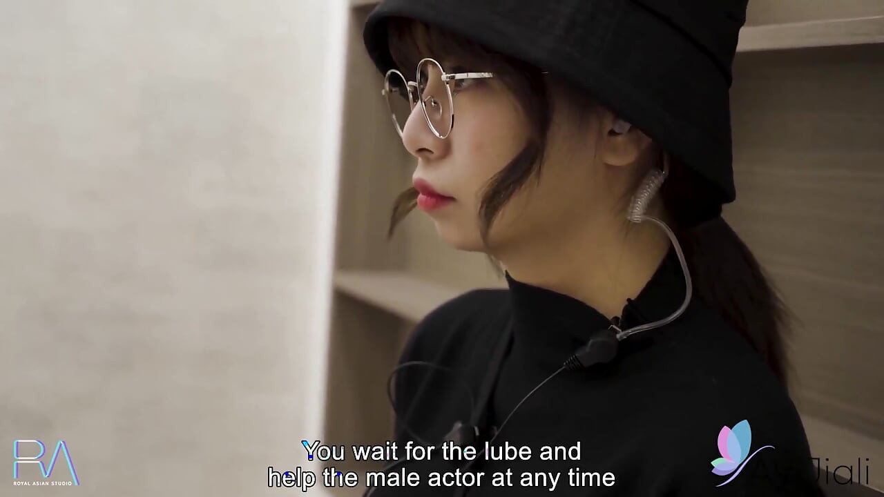 Assistente Ranako substitui uma atriz pornô no set de filmes pornô