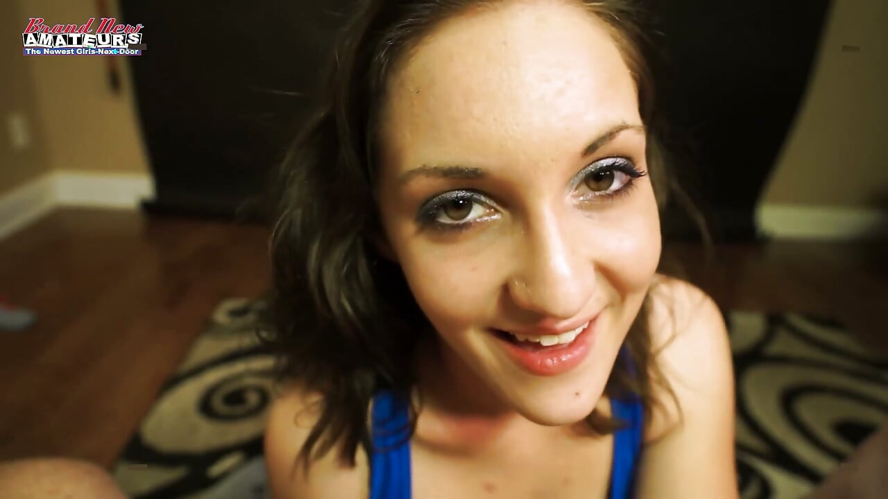 Carmen Valentina – Liten tatuerad MILF lär ut oralsex och tar det djupt!