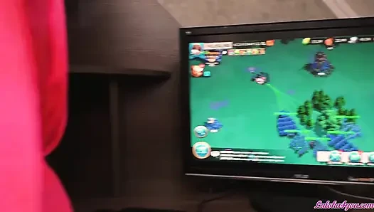 Genç kız erkek arkadaşının şehvetli bir sakso ile pc oynamasından rahatsız oluyor