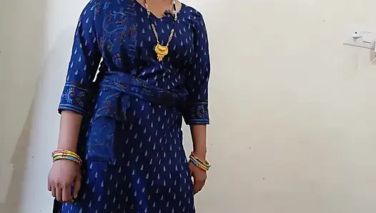 Heißes indisches Desi-Dorfmädchen war sex auf dogy style in klarem Hindi Audio