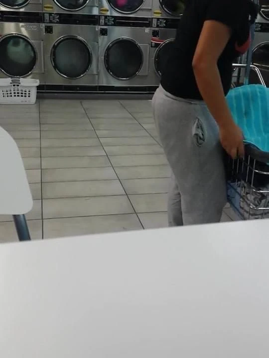 laundry mat ass folding