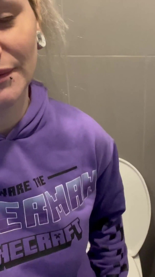 Gym Girl Public Toilet Pissing