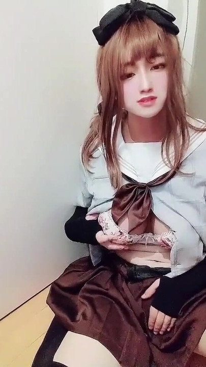 Nezaboravan trenutak iz filma "Japanski transvestit masturbira s školarkom cosplay dio 1"