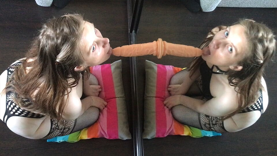 Two MILFs and two big cocks as deep as possible in their mouths - a reflection in the mirror - Lovessie
