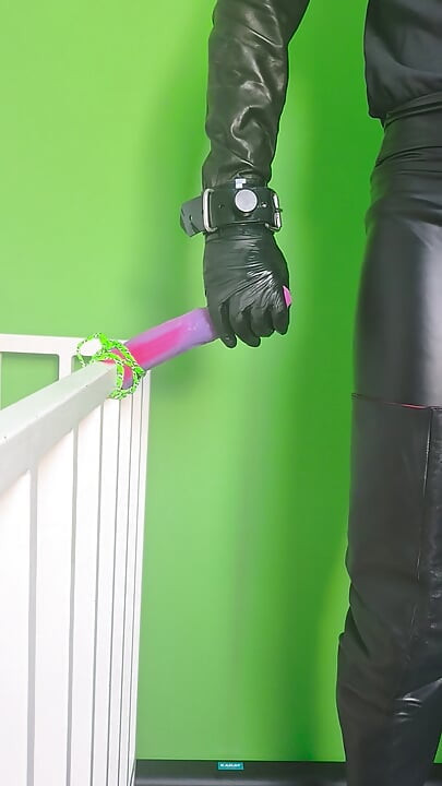 22 cm dildon runkkaaminen saappaissa aina perseeseeni asti