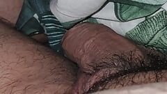 सौतेला बेटा बिस्तर में कम इरेक्शन के साथ जबकि सौतेली मम्मी बड़ी गांड के साथ नग्न है