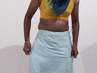 Travestito che indossa un sari