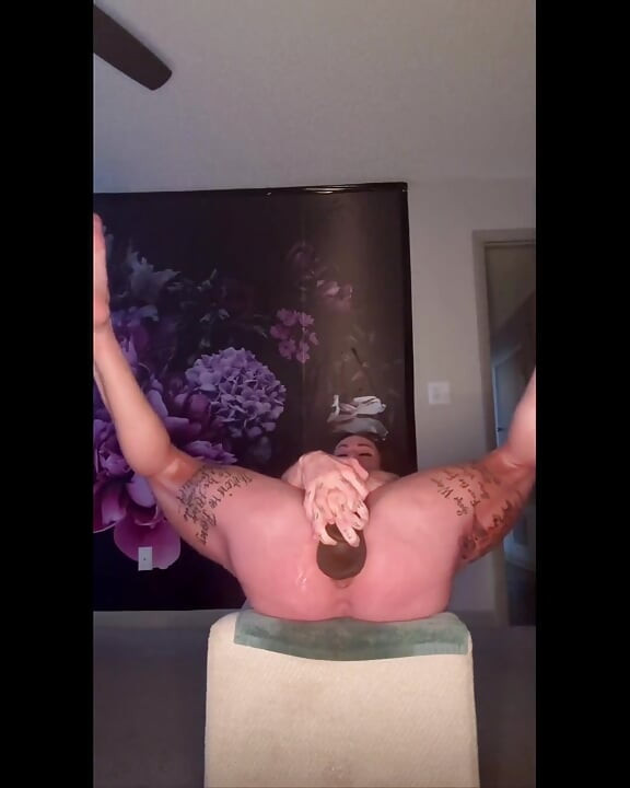 Mišićava kurva se samozadovoljava