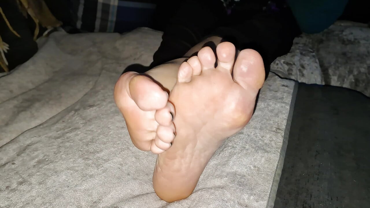 我成熟的女友性感的腳讓你也來打手槍