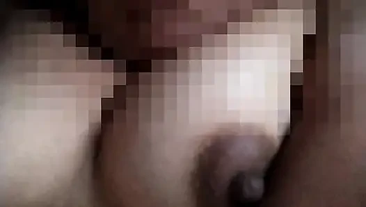 Aku mengisap vaginanya dan membasahi janggutku