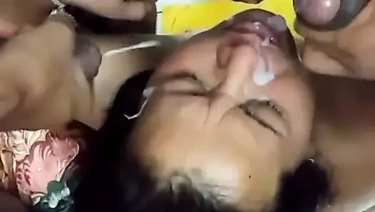 Une bhabhi desi suce des bites dans un gangbang