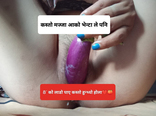 Maya Baby introduce brinjal în pizdă. Videoclip sexual brinjal cu fată din Nepal care se masturbează
