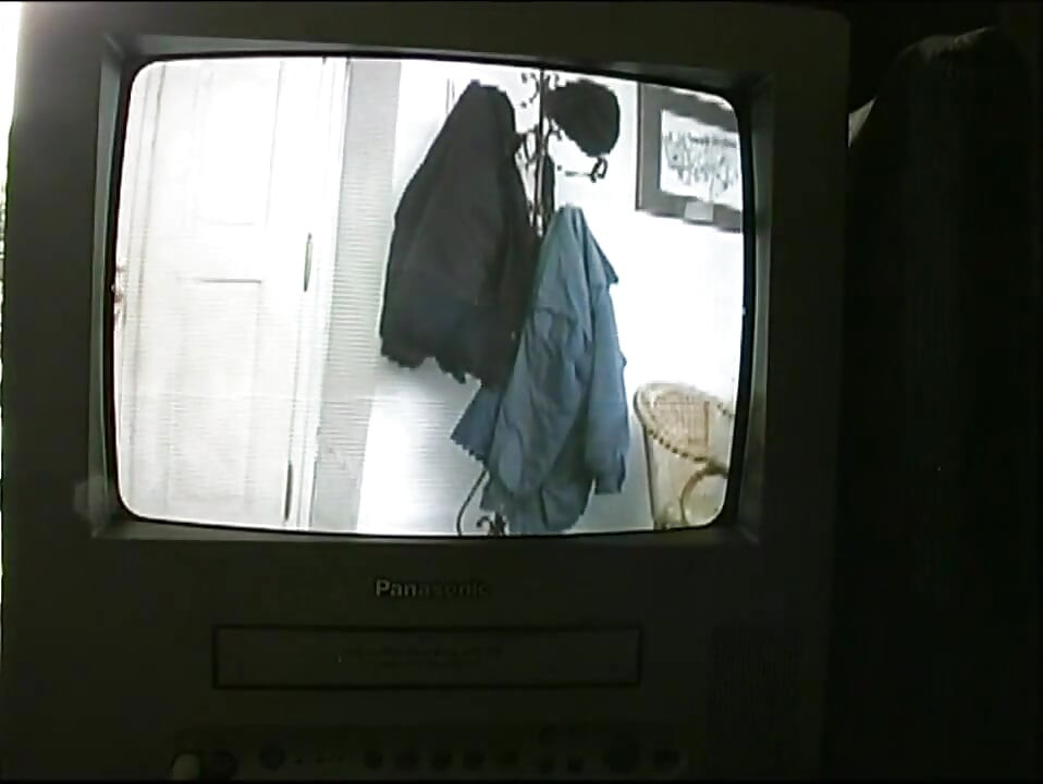 침실에 삽입되는 섹시한 갈색 머리 더블 딜도