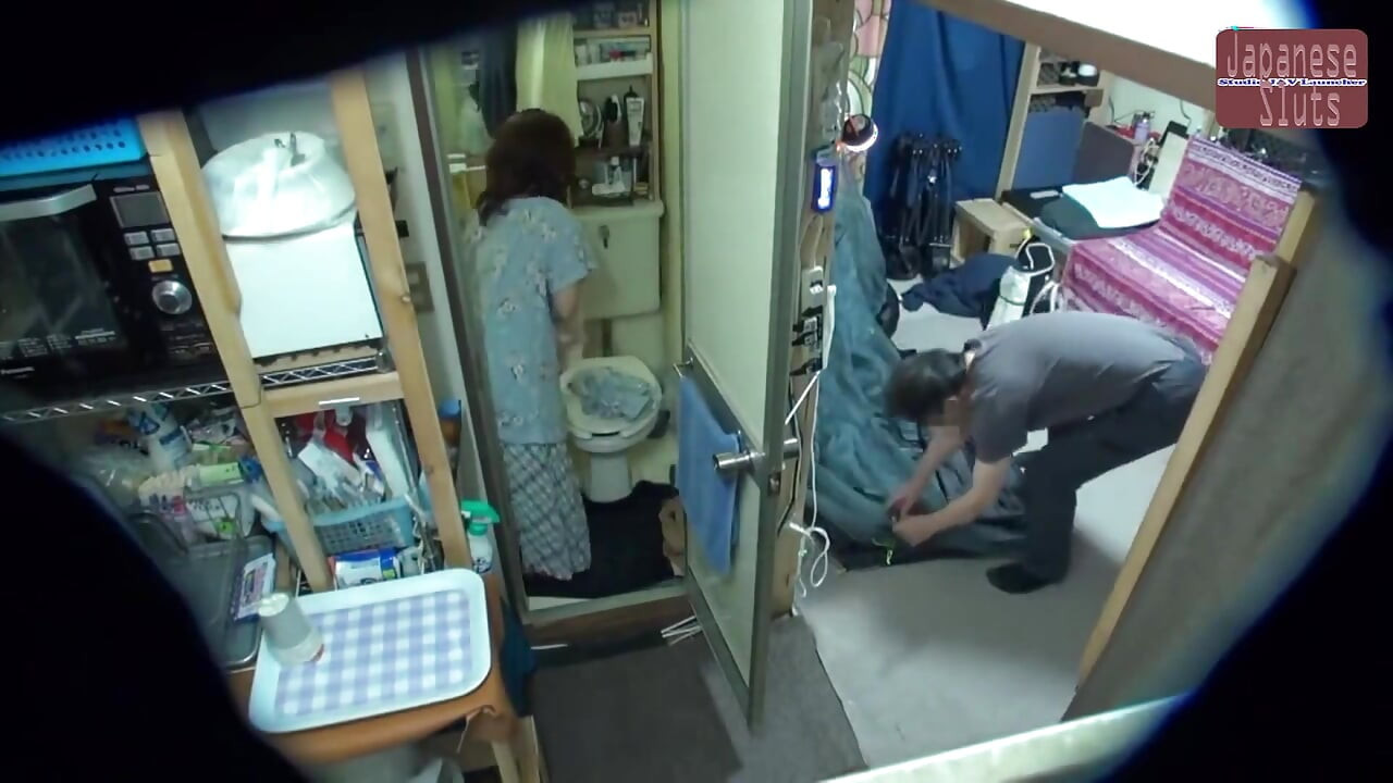 내 방에 묵은 와이프의 친구와 그녀의 미시 매력은 서서히 나를 가까이 끌어당겼다 - EP1
