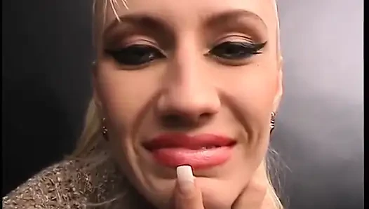 Büyük memeli sarışın orta yaşlı seksi kadın oyuncu seçmelerinde kovboy kızda yarak emiyor ve biniyor
