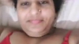 Une belle bhabhi mariée sexy s'exhibe lors d'un appel vidéo