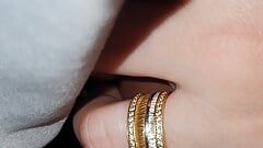 Matrigna con anello nuziale sega il cazzo del figliastro la notte del matrimonio