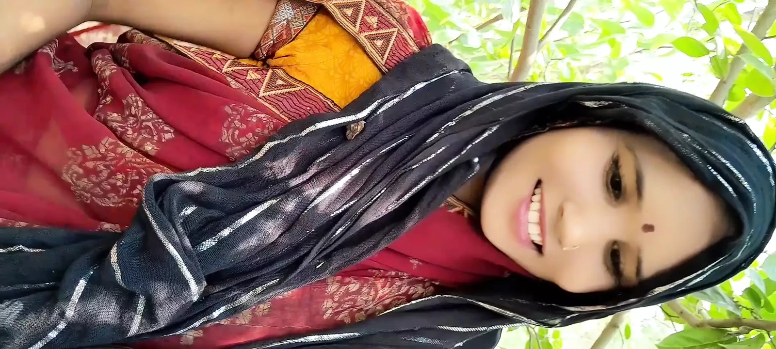 印度美丽的嫂子独自在花园里时被带到户外并被狠操