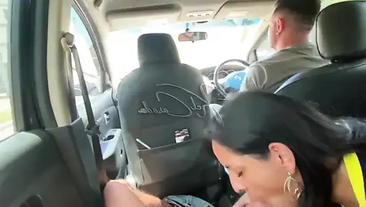 Ngentot di dalam mobil sambil dikendarai sama pria lain sambil ditonton suami