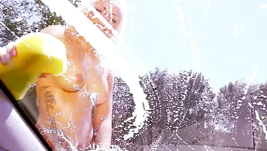 İki ateşli kız dışarıda arabada sert sikiliyor