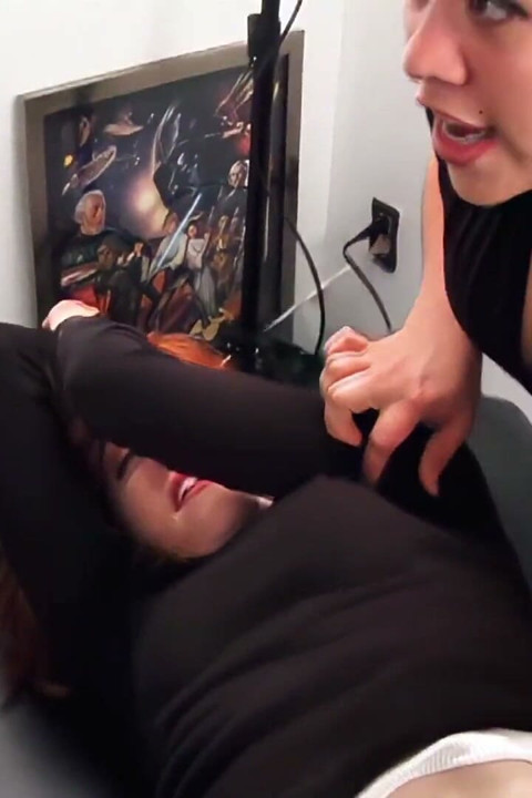 Pt 3 - reality cosquillas en la fiesta de la modelo - Sienna, Summer & Tomboy Mimi - más realidad con la sexy Sienna que era una lechera