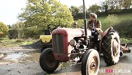 Redhead farmer babe Sabrina Jay fucks Luke Hotrod outdoors