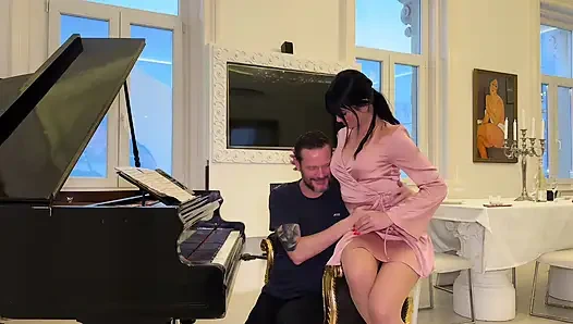 Pria dewasa terangsang keras meniduri Latina pantat besar