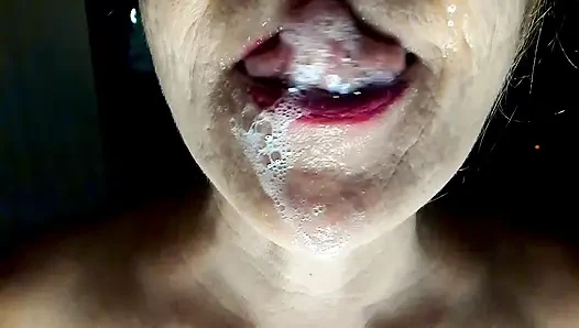 Orta yaşlı seksi kadın zonklayan yarak emiyor ve ağzına boşalıyor.