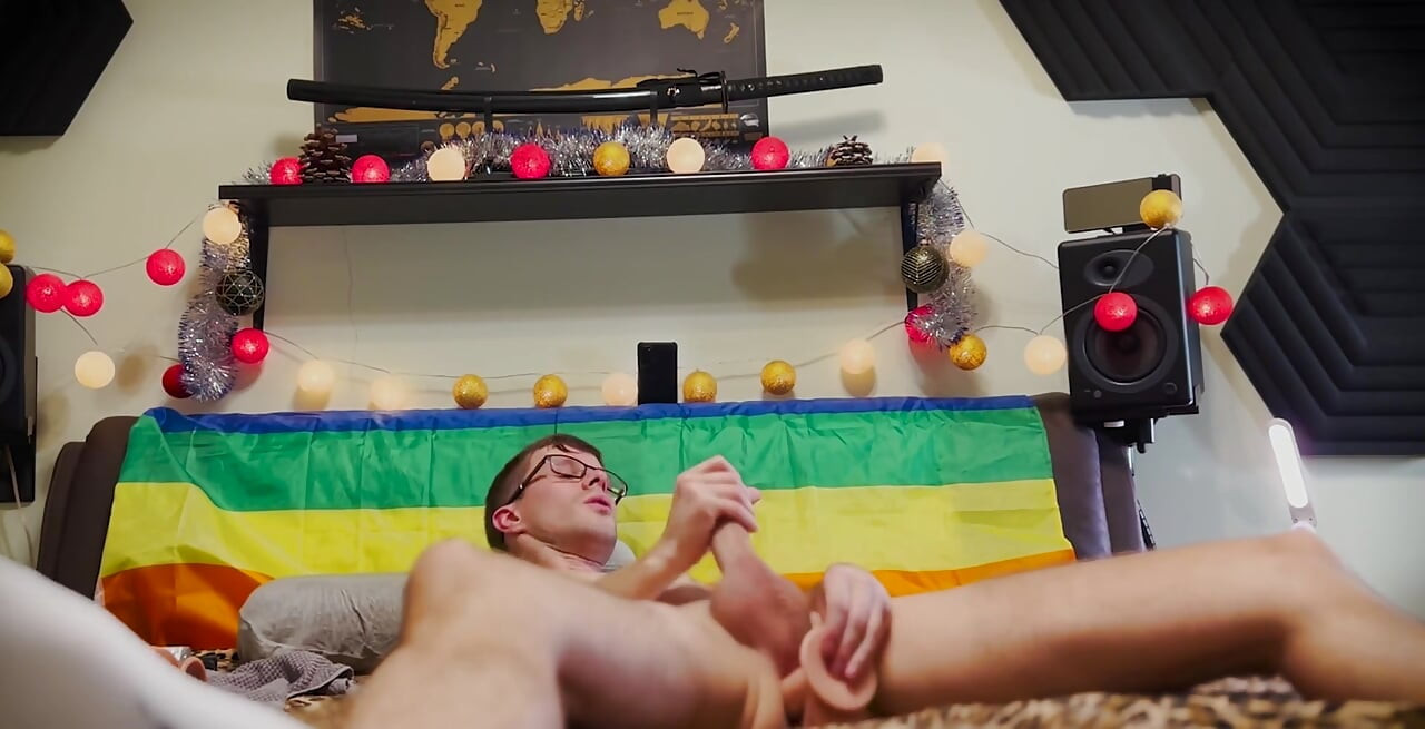 Невероятное видео. Пробуя камеру и пробуя огромный дилдо. Это такое большое. Когда я, наконец, поместился внутрь, я почти немедленно