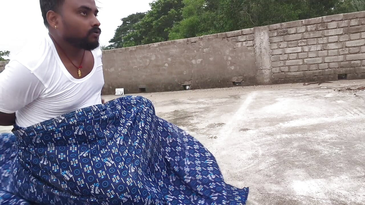Frumoasă mătușă din satul indian cu romantism fierbinte cu țâțe mari și futai în pizdă pe acoperiș
