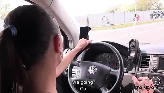 Brunette yang sedih ditemukan di lapangan dan sebagai bantuan bercinta dengan memek sempit