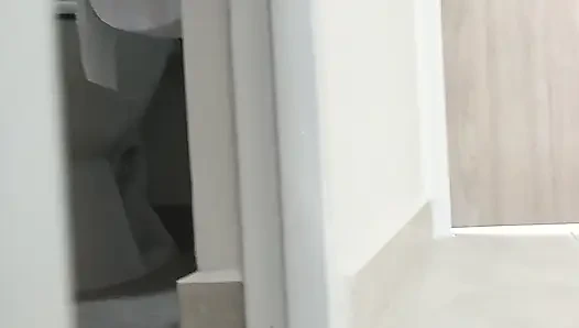 Cewek hot rambut cokelat kepergok masturbasi di kamar mandi