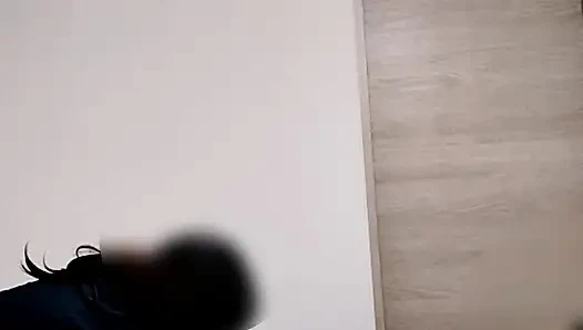 Ev tarzı video. Kovboy kız turuncu iç çamaşırlı büyük memeli bir evli kadınla oynuyor. Çiftin evde aktiviteleri. Ev yapımı amatör Per