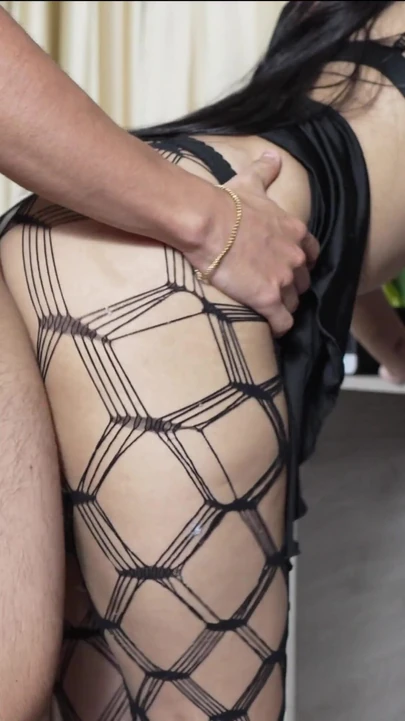 Moment palpitant de « Une demi-sœur excitée veut jouer avec la bite de son demi-frère vierge | Valentinx1"