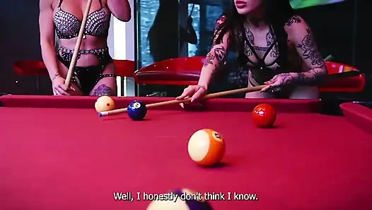 Две возбужденные девушки занимаются сексом с незнакомцем на бильярдном столе - Carla Boom