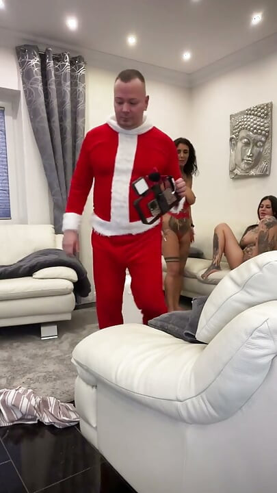 Tetované MILfky se spojily, aby potěšily Santu