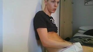Mode-Junge wichst vor der Webcam