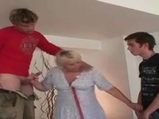 Papa - la abuela es follada por un par de chicos