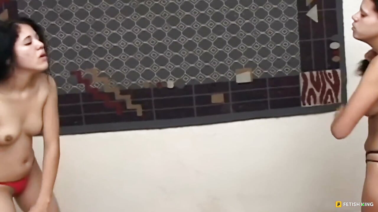 Dominação Lésbica com Tapa e Chute entre Garotas Tops
