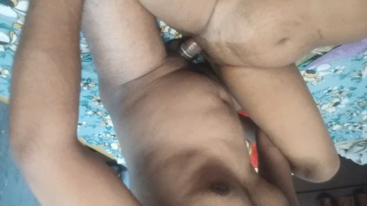 Indische desi-muschi fickt mit freund village bhabhi