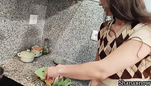 En ateşli haşlanmış yumurta tam çıplak yeme bacakları senin için açık