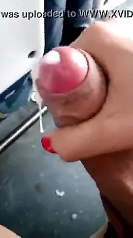 Mooie pik shemale klaarkomen in bus 4