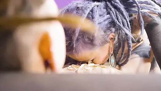 Zum ersten mal wird anal dünnes mädchen von einem tätowierten mädchen den arsch geleckt, gefingert